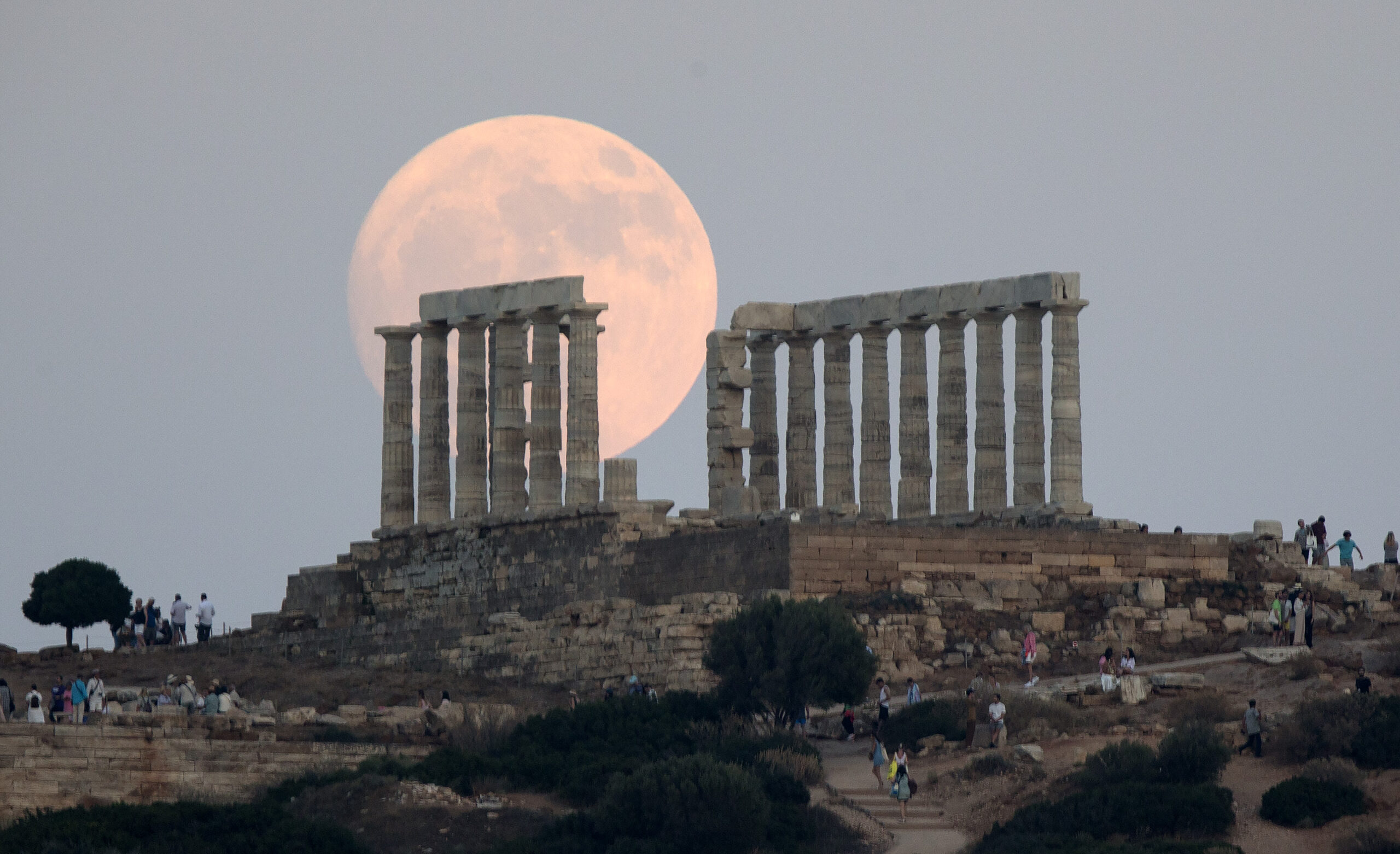 จันทร์ดวงโตลอยเด่นเหนือ 'วิหารโพไซดอน' ในกรีซ