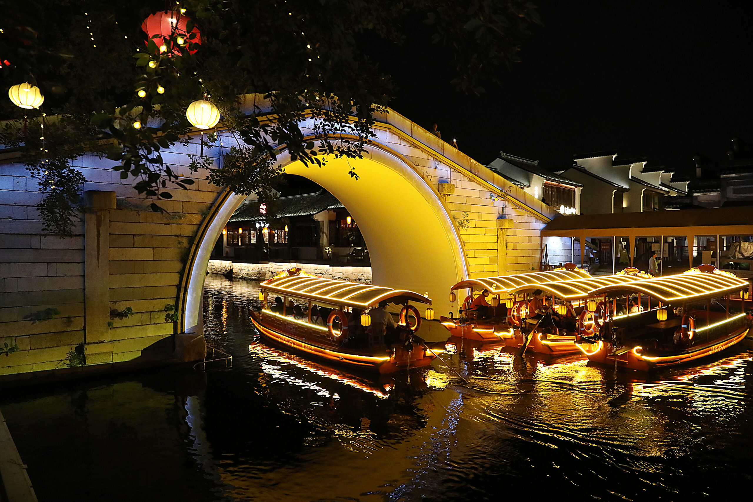 แสงสีราตรีกาล ที่ย่านท่องเที่ยว ‘ฮุ่ยซาน อิ้งเย่ว์หลี่’ ในเจียงซู