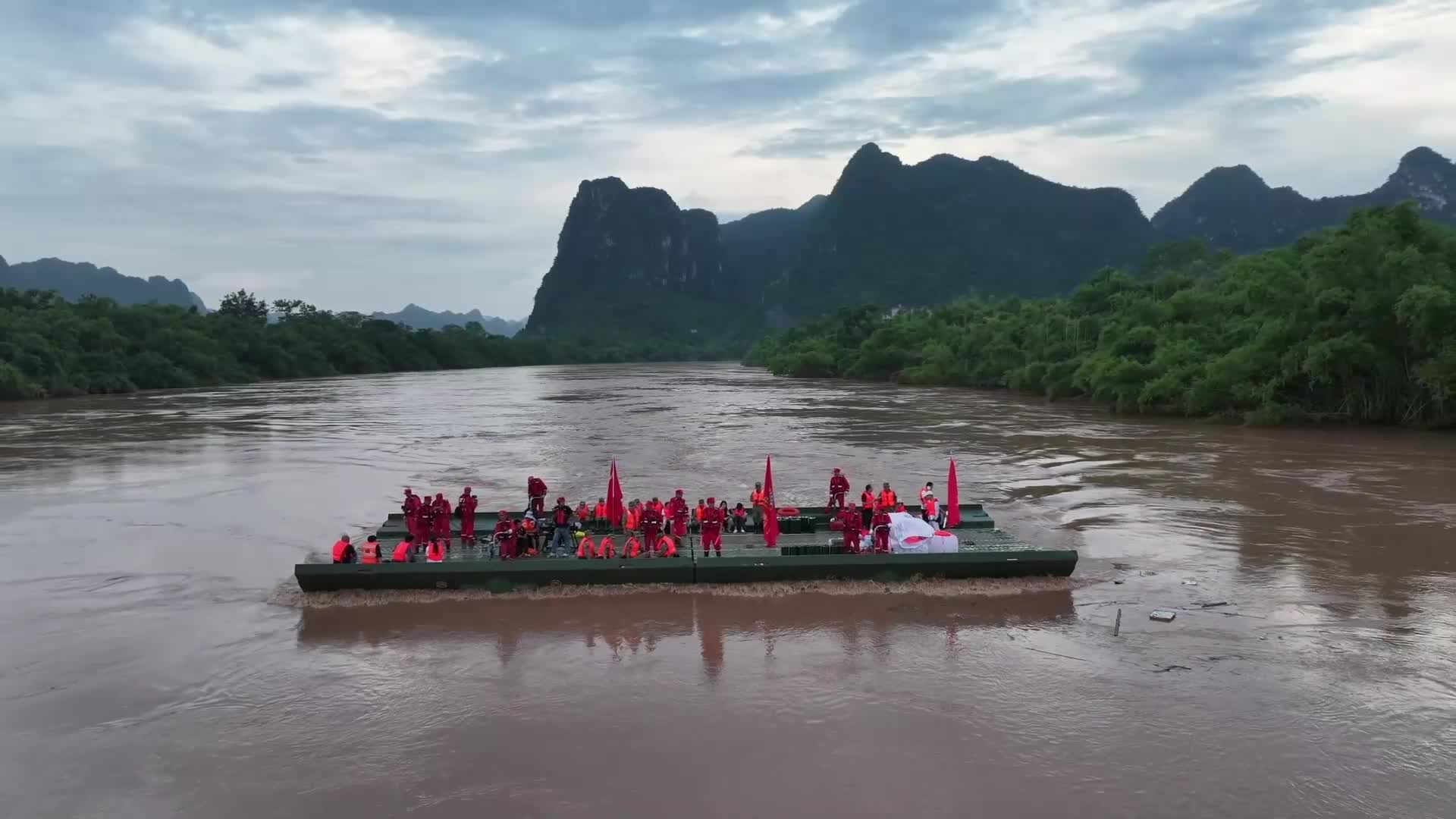 ภารกิจใช้ ‘สะพานโป๊ะ’ กางได้อัตโนมัติ ช่วยชาวบ้านหนีน้ำท่วมในกว่างซี