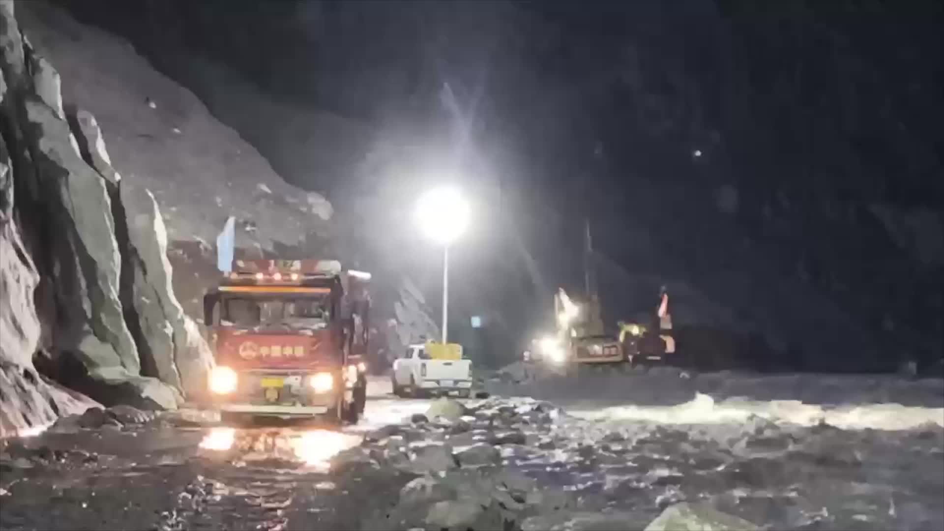 เหลือไม่ถึง 1 กม.! กู้ภัยจีนฝ่าหุบเขาชันซ่อม ‘ทางหลวง’ เสียหายจากโคลนถล่ม