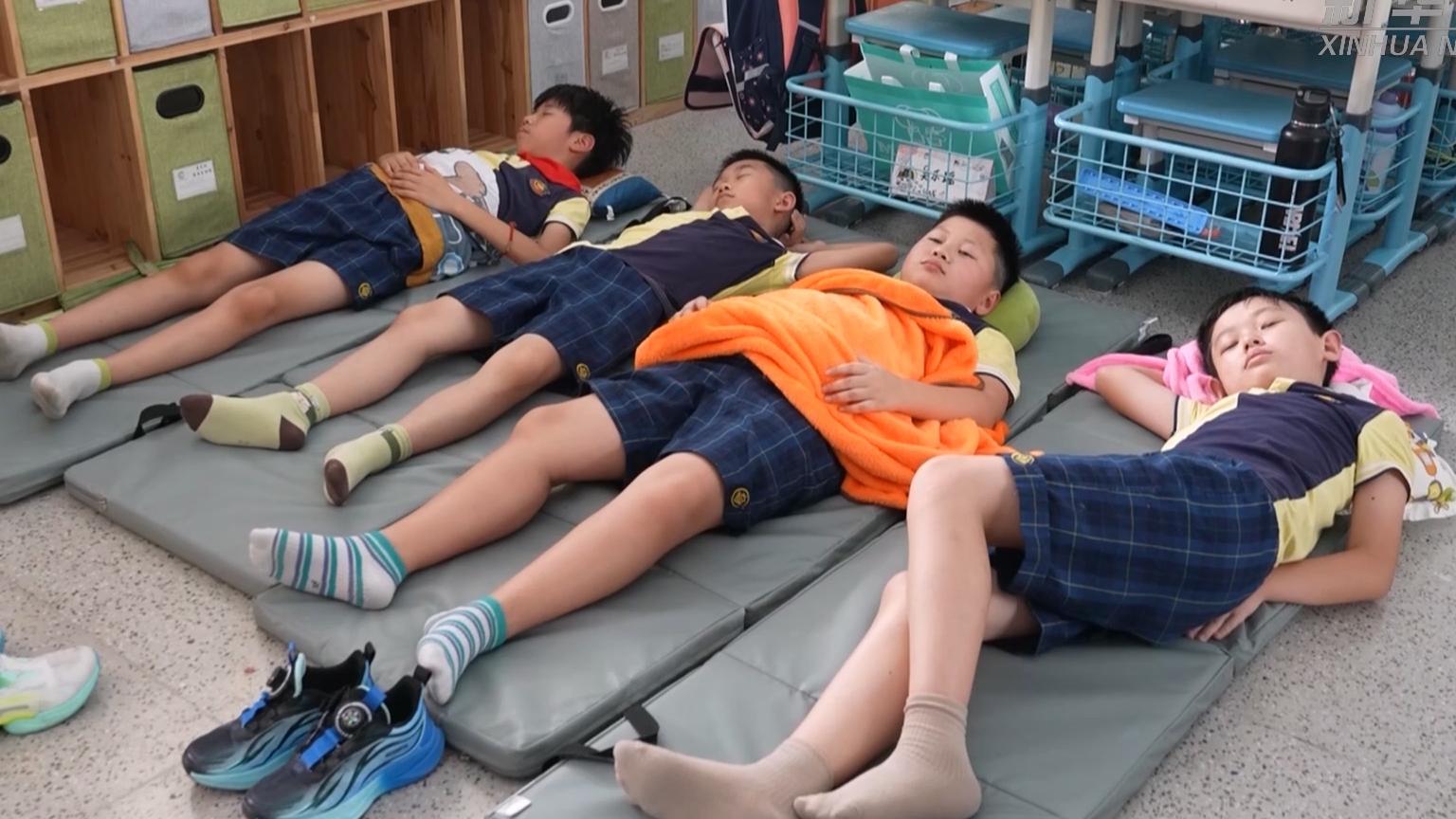 ไม่ต้องนอนฟุบโต๊ะ! รร.ในจีนจัด ‘เบาะนอน’ ให้นร.กางนอนพักเที่ยงสบาย