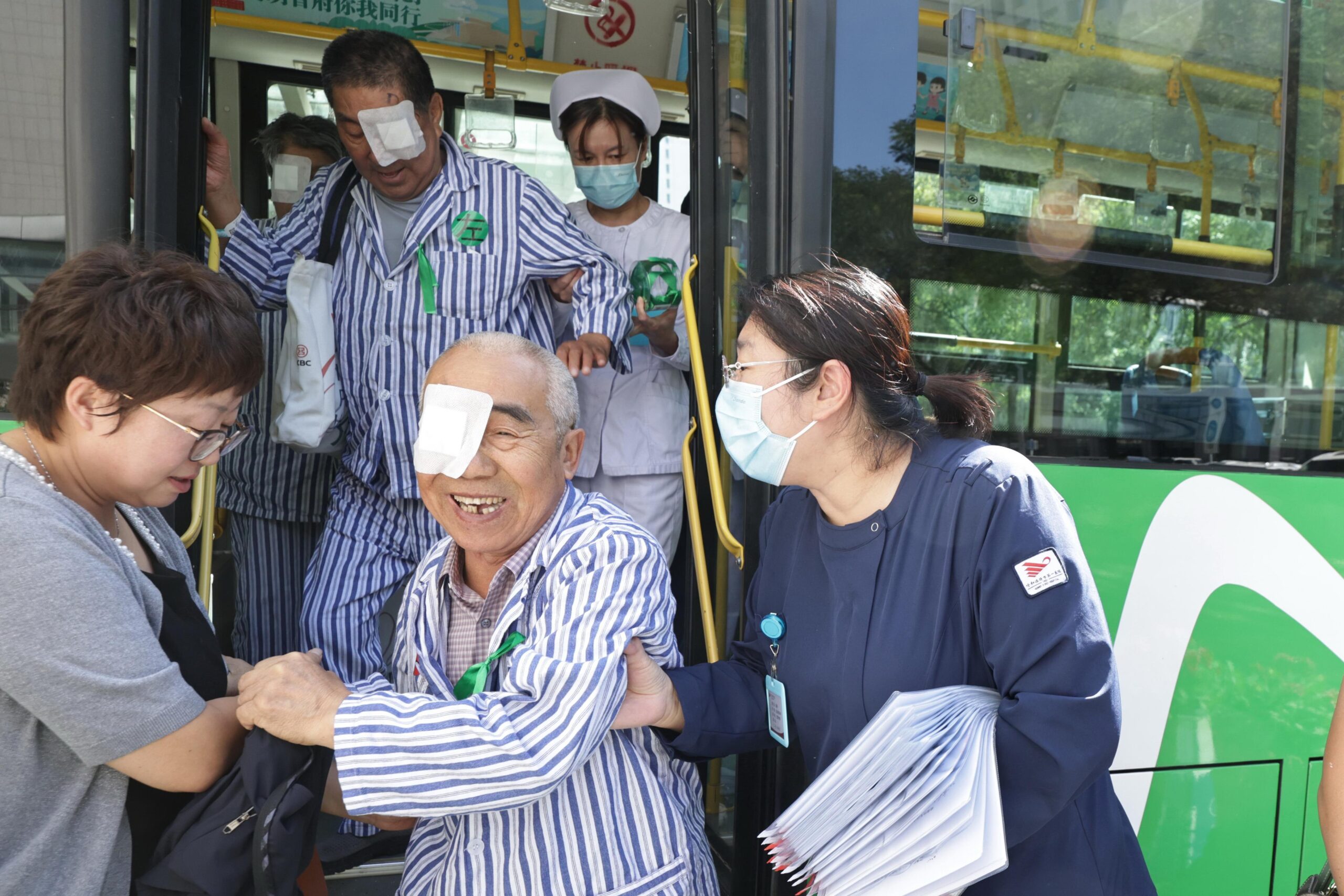 ชาวบ้านขึ้น ‘โรงพยาบาลรถไฟ’ ผ่าตัดต้อกระจกฟรีในฮูฮอต
